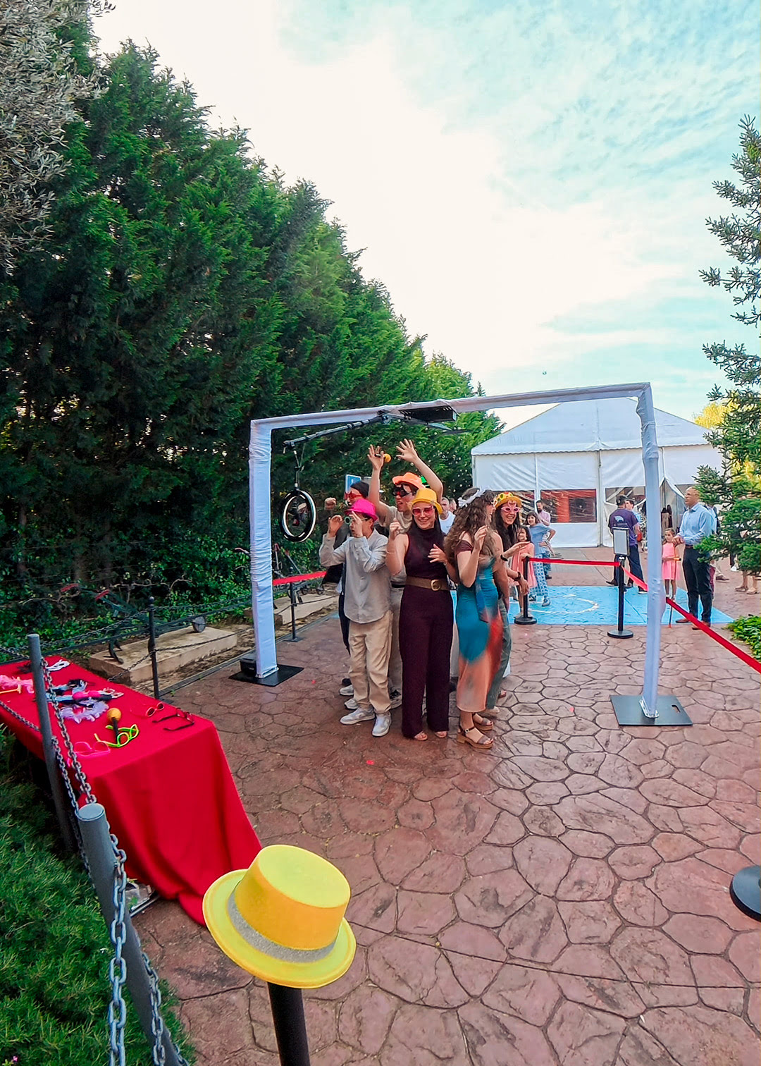 Añade un toque de diversión a cualquier fiesta de cumpleaños con nuestra vibrante cabina de videomatón.Con una variedad de accesorios y fondos personalizables, tus invitados podrán grabar mensajes creativos y espontáneos, haciendo de tu celebración un recuerdo único y lleno de alegría.